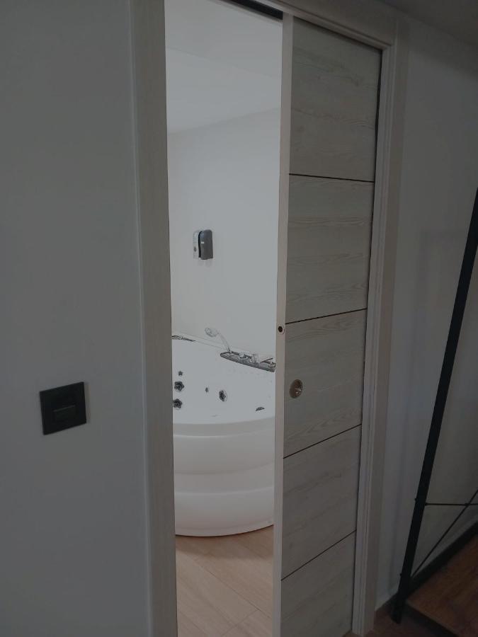 De La Haya & Con Jacuzzi, Junto Al Teatro